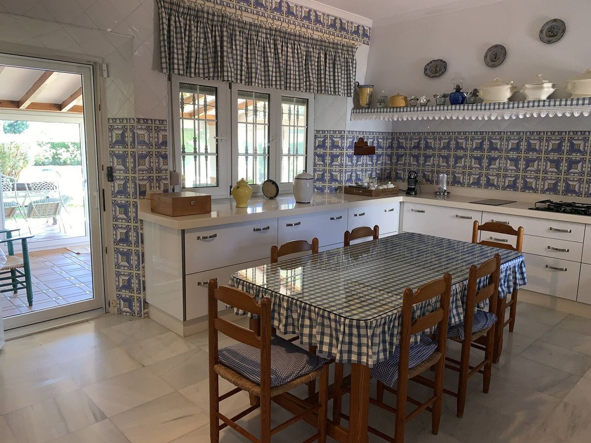 Gezellige keuken in landelijke stijl met blauwe accenten en eettafel.