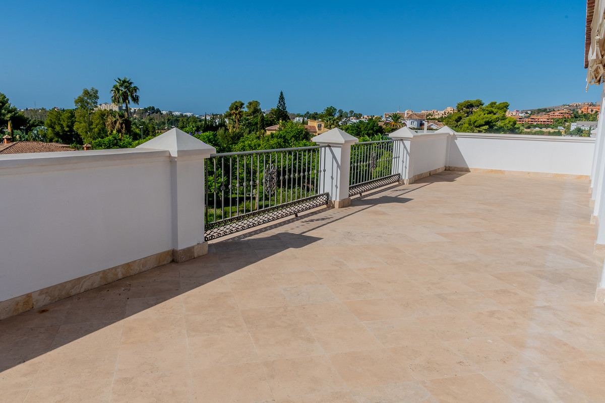 Groot terras met uitzicht op de tuin van de villa.
