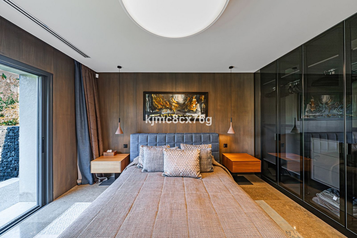 Moderne slaapkamer met inloopkast en houten accenten.