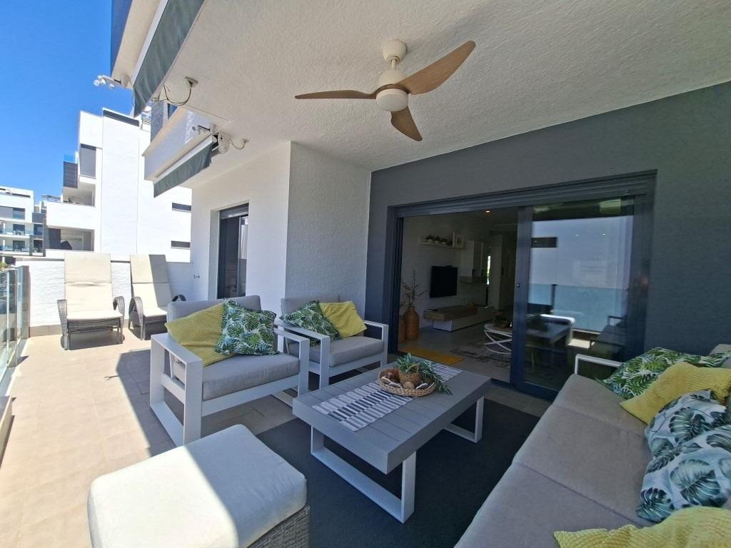 2 Bed شقة في الطابق الأوسط in Urbanización El Raso في Urbanización El Raso, 