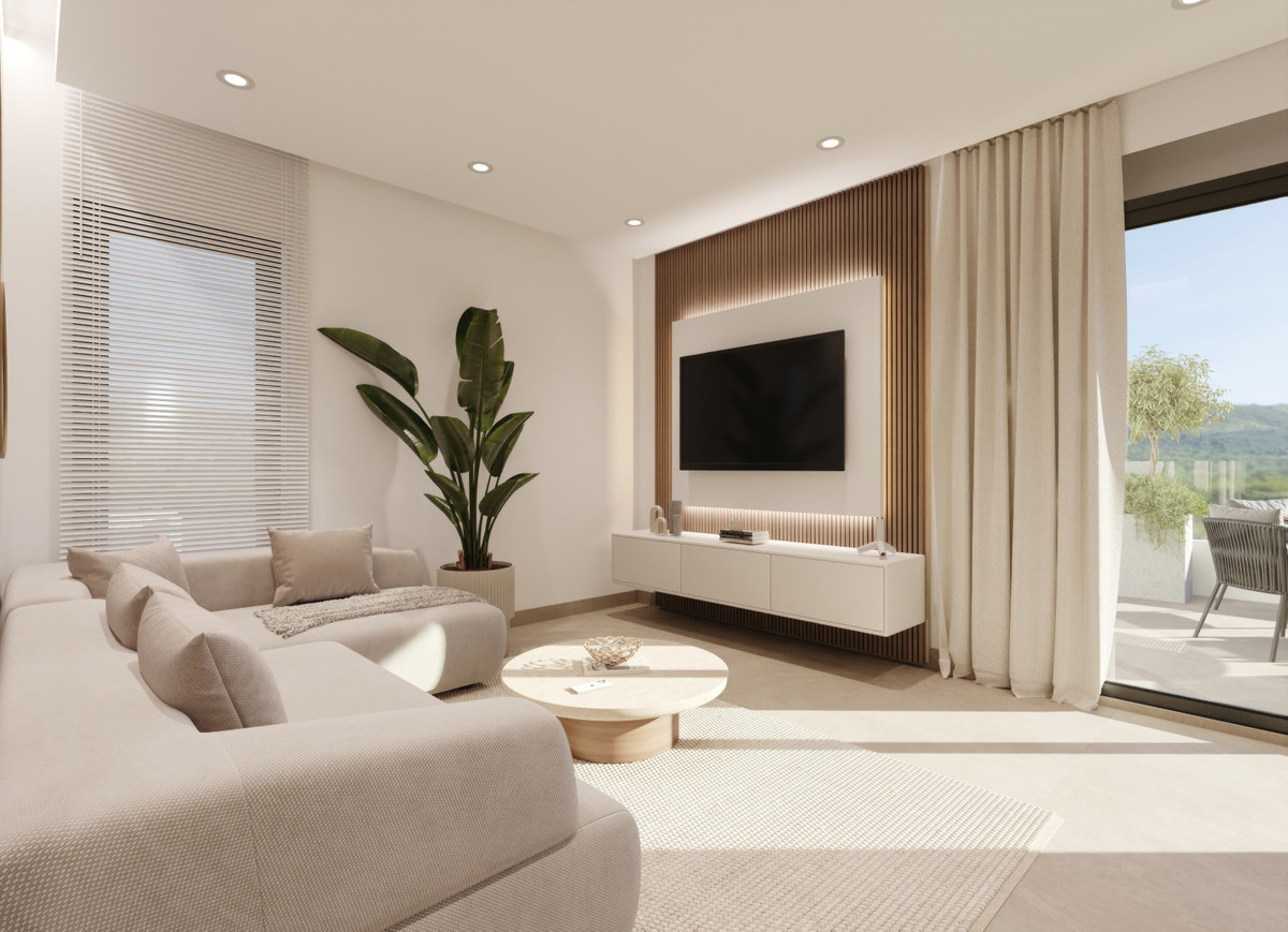 Moderne woonkamer met comfortabele bank, tv en terras.