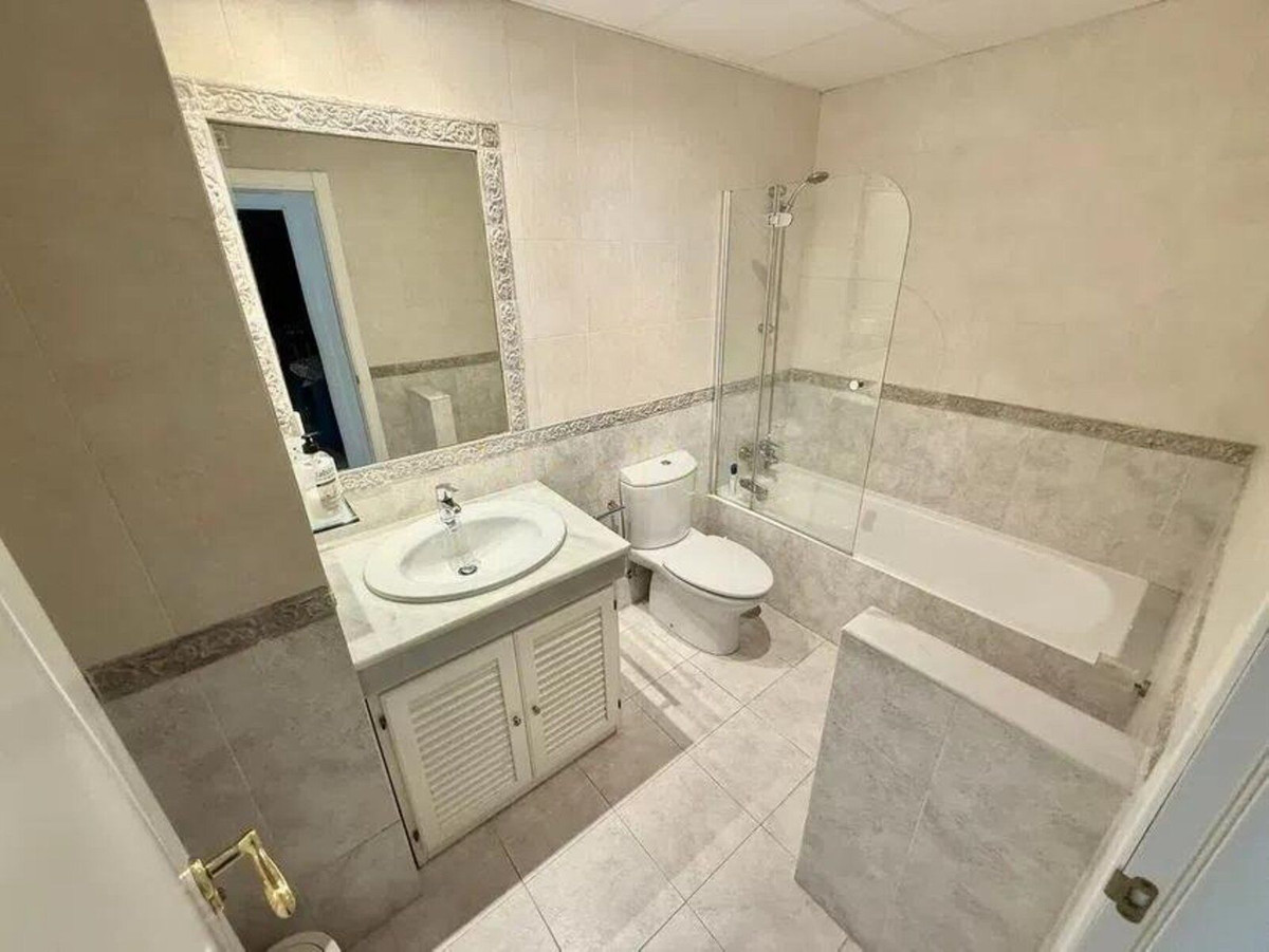 Klassieke badkamer met douche, toilet en wastafel