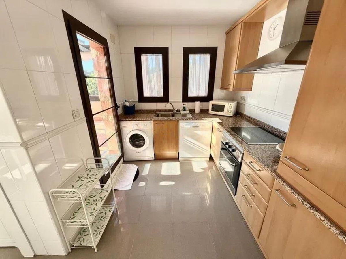 Compacte keuken met wasmachine en kastruimte