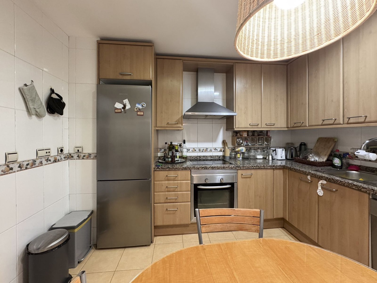 Gezellige keuken met houten details en een ronde tafel.