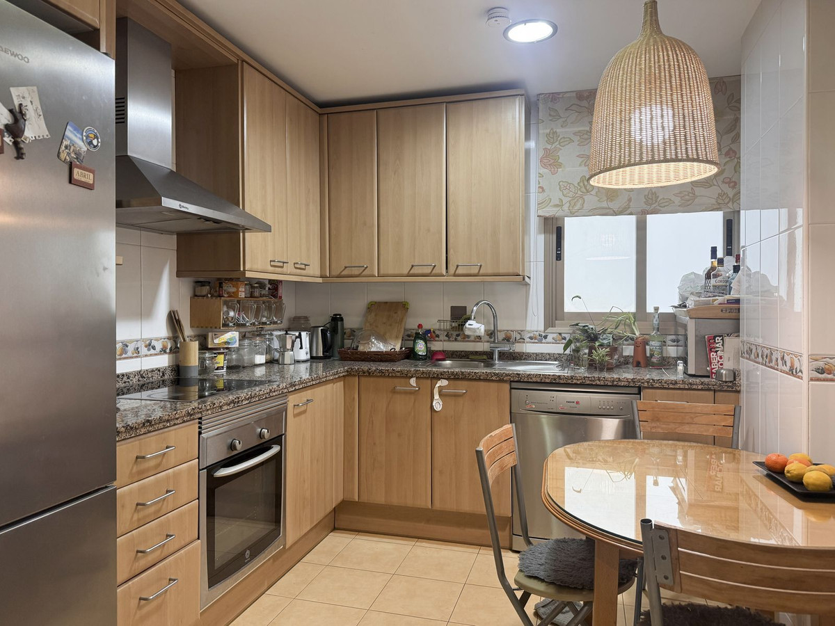 Lichte keuken met eettafel en houten kasten