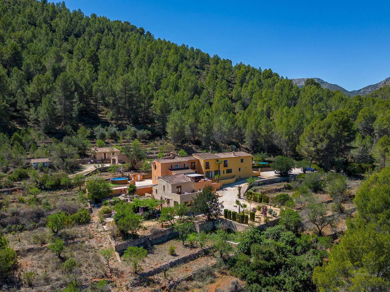 Luchtfoto van een landgoed in een bosrijke omgeving.
