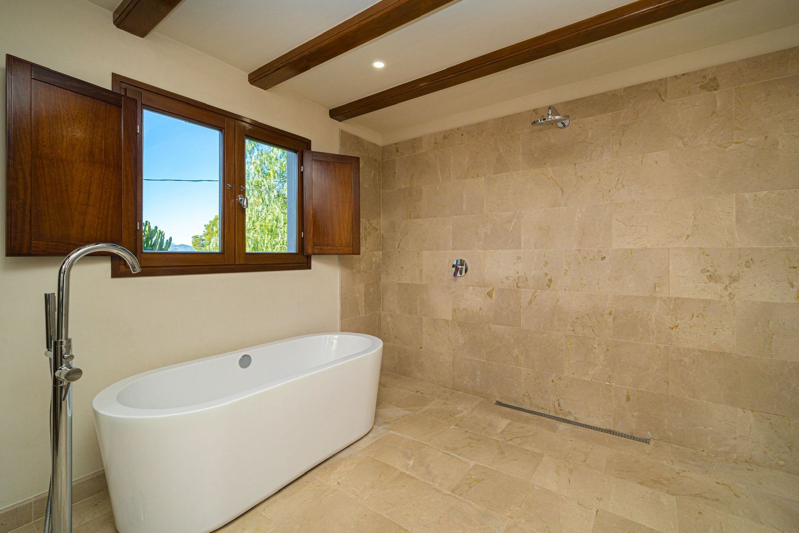 Moderne badkamer met bad en inloopdouche