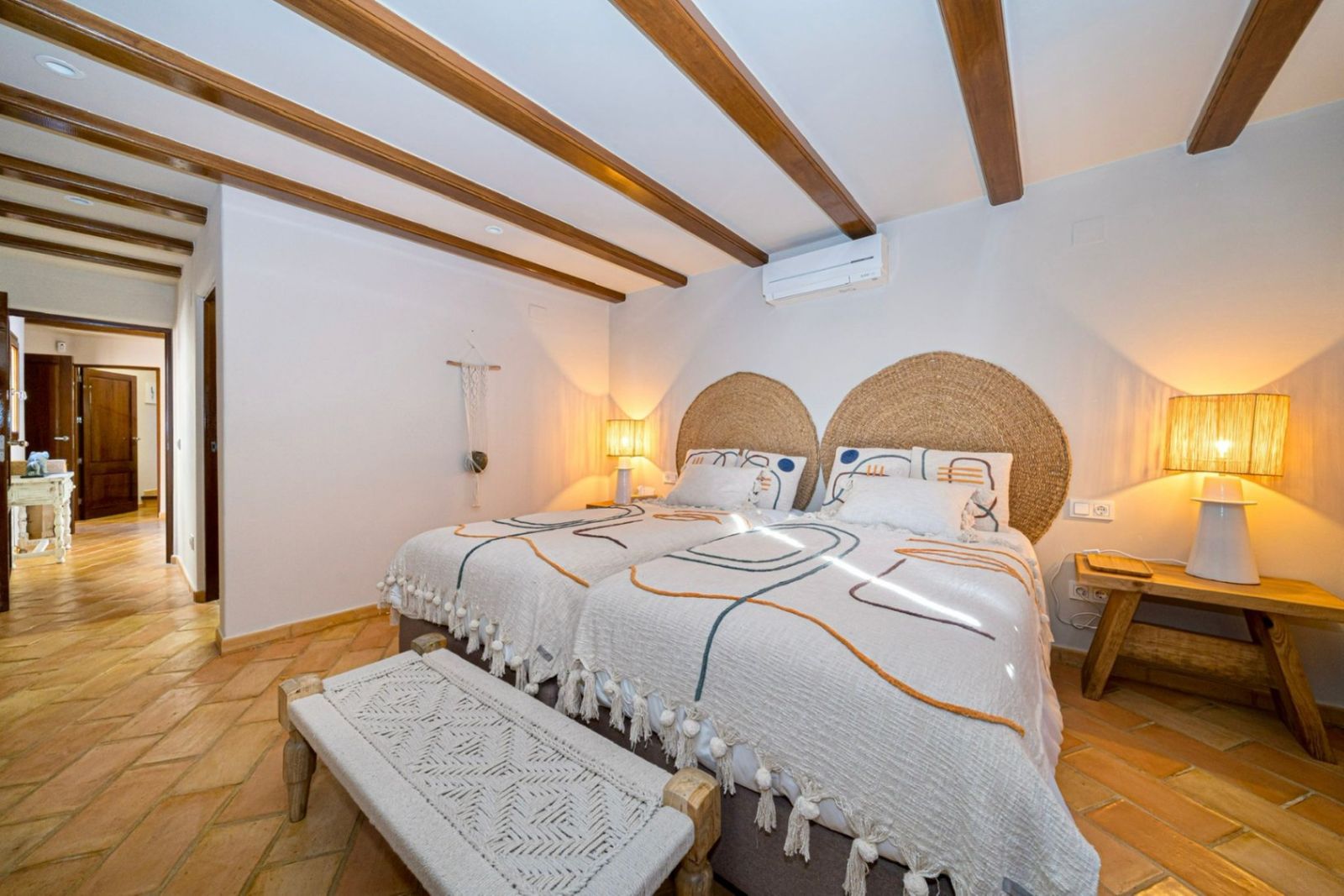 Stijlvolle slaapkamer met twee aparte bedden en houten details.