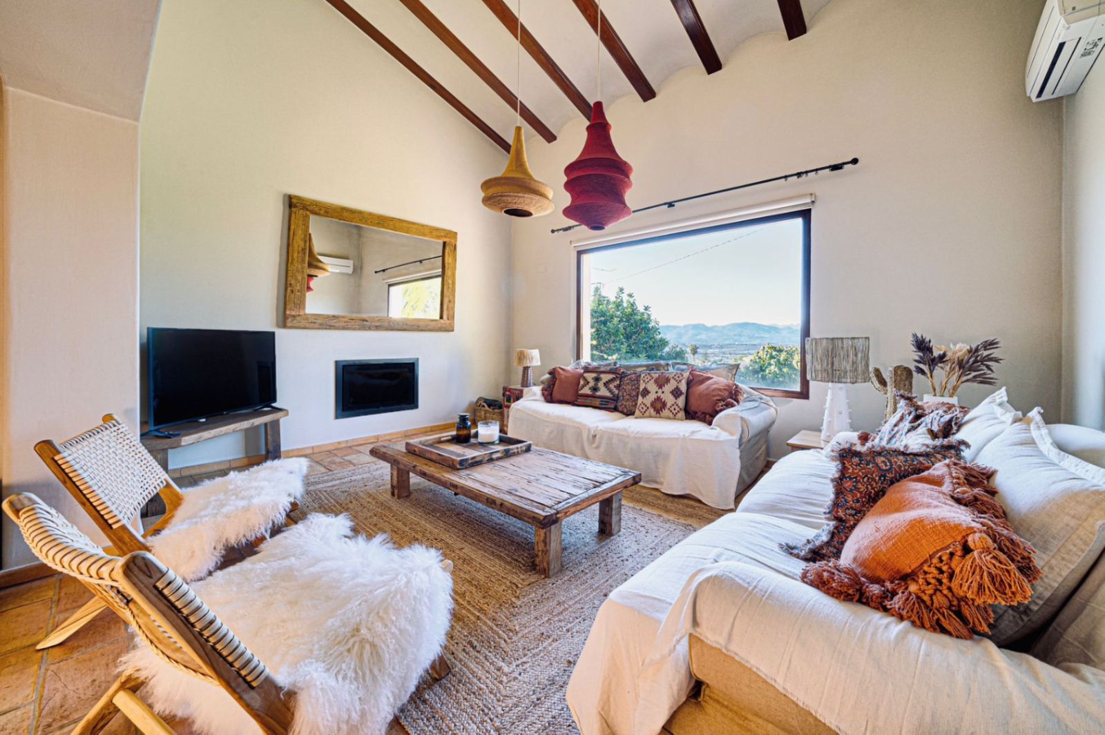 Boheemse woonkamer met houten accenten en uitzicht