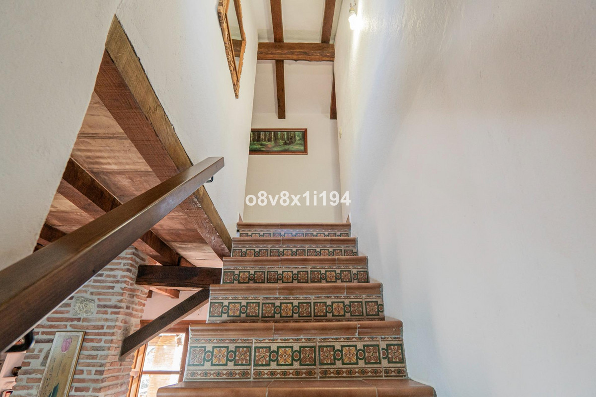 Trap met rustiek ontwerp en decoratieve tegels in een huis.