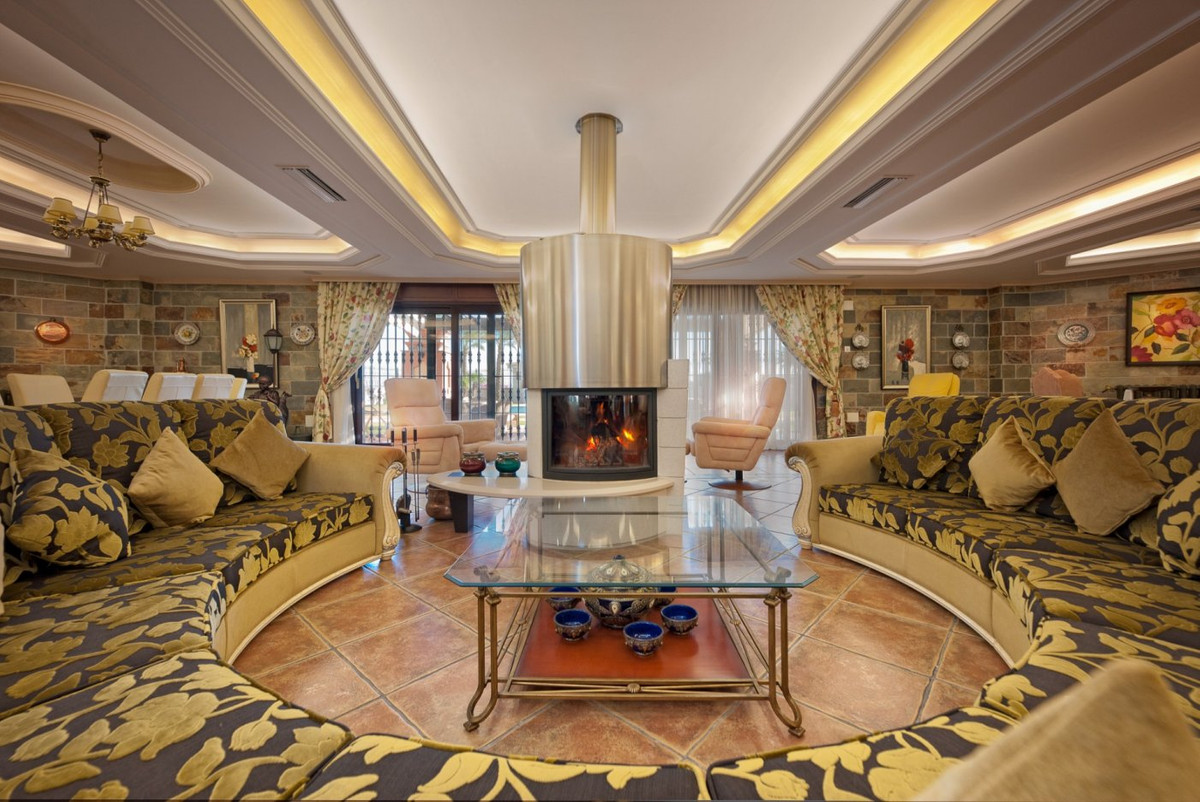 Luxe woonkamer met open haard en comfortabele banken