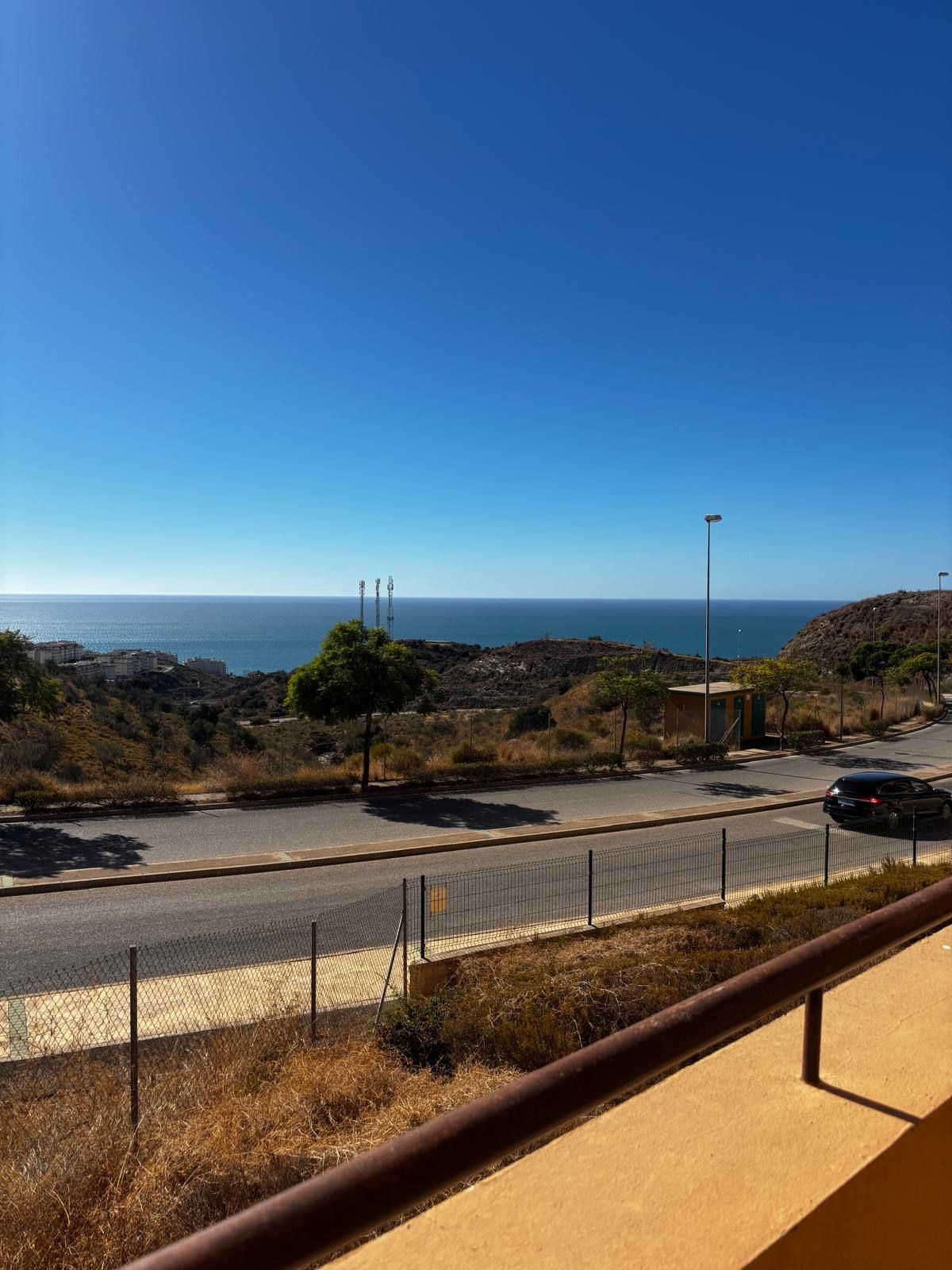 Uitzicht op kustweg en zee vanaf het pand.