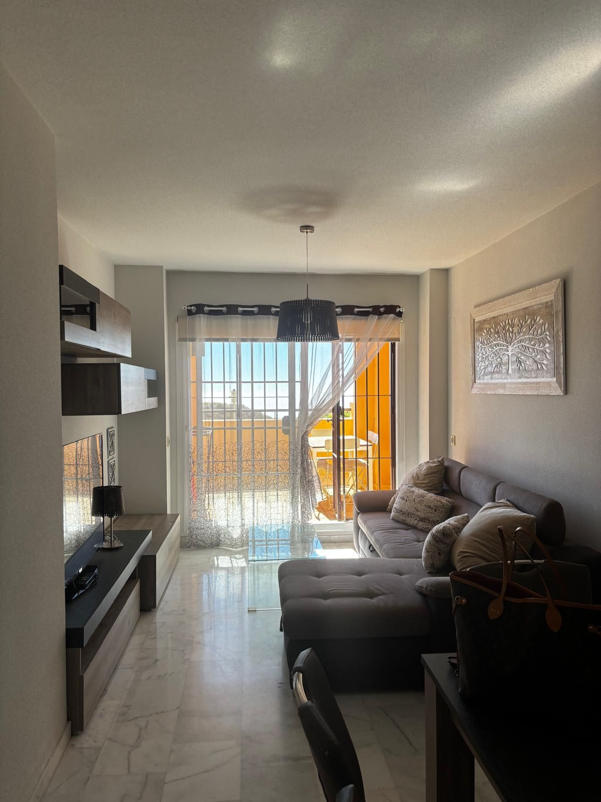 Moderne woonkamer met uitzicht op balkon