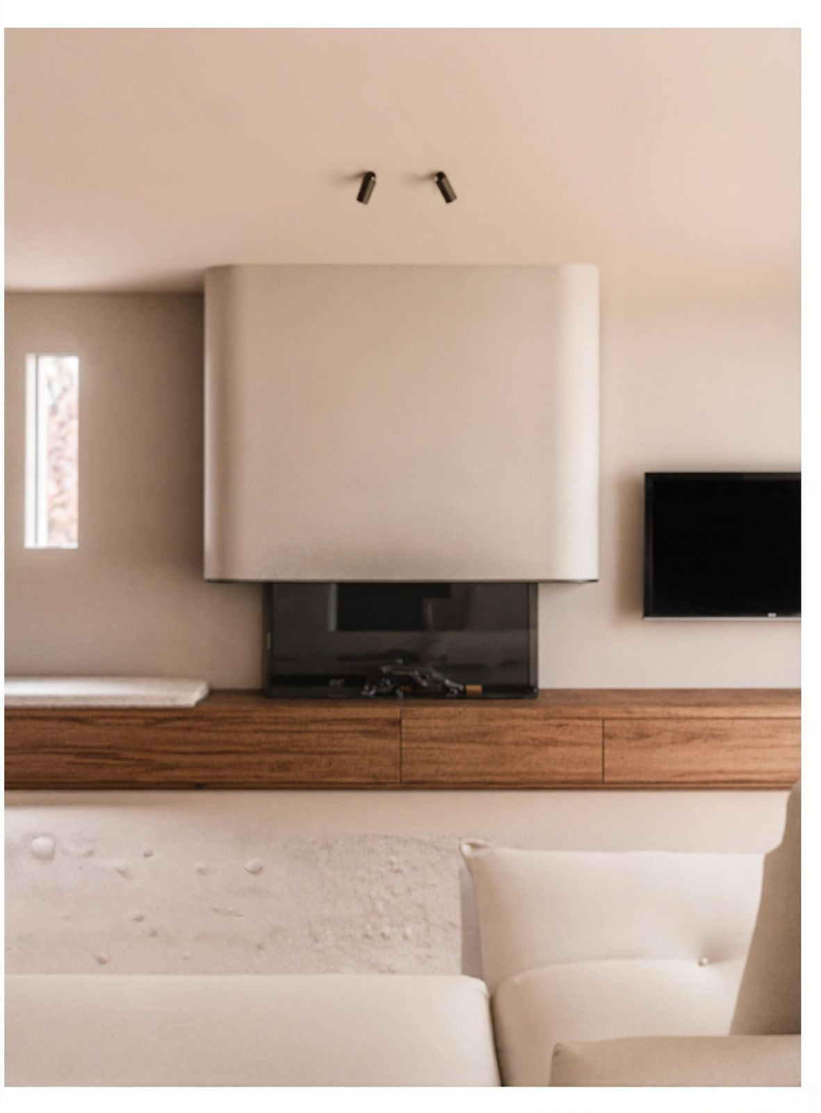 Moderne woonkamer met open haard en houten details.