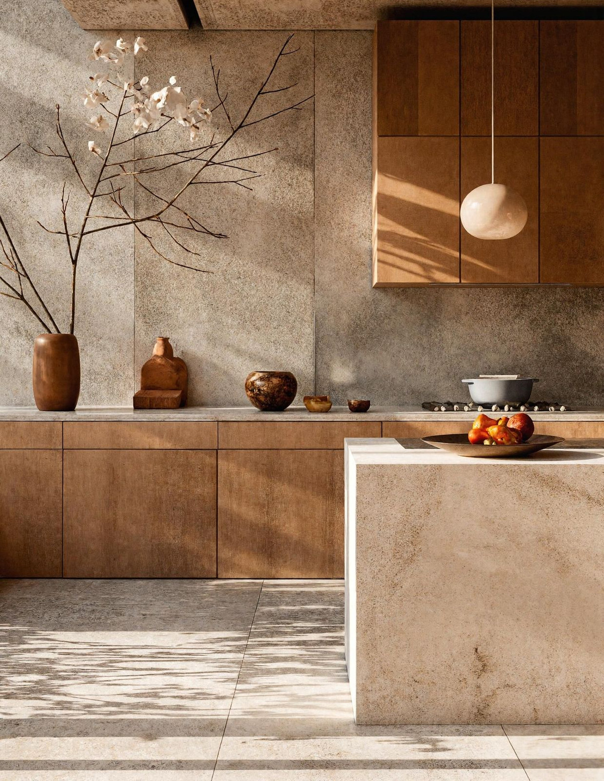 Moderne minimalistische keuken met houten kasten en decoratieve objecten.