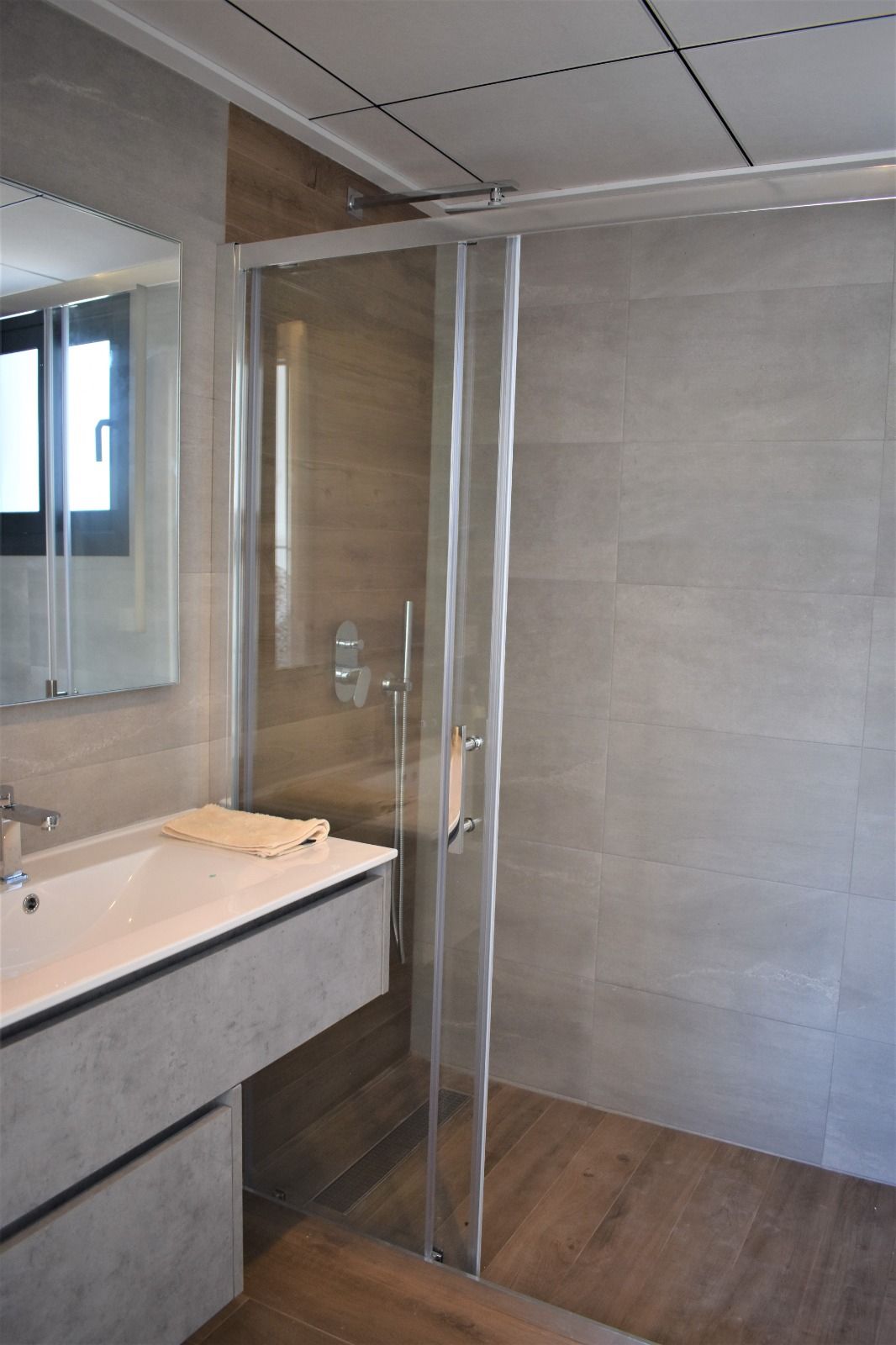 Moderne badkamer met douchecabine en wastafel