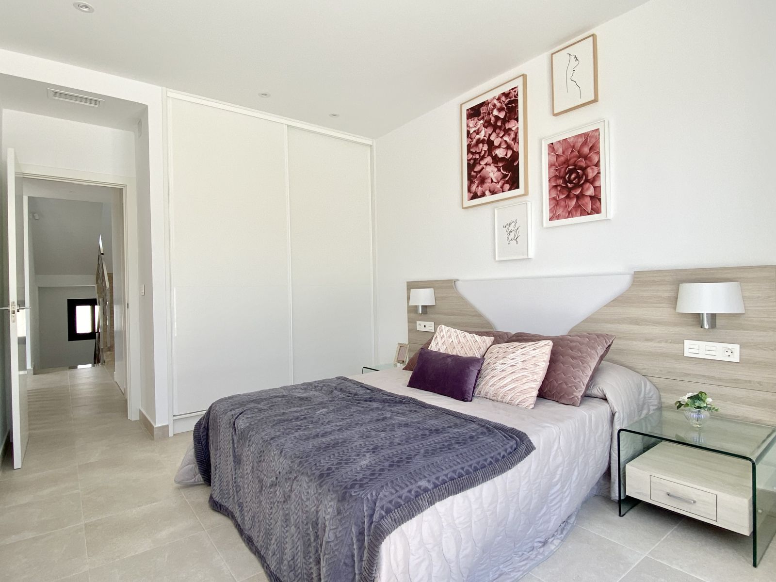 Moderne slaapkamer met bed, nachtkastje en decoratieve kunst