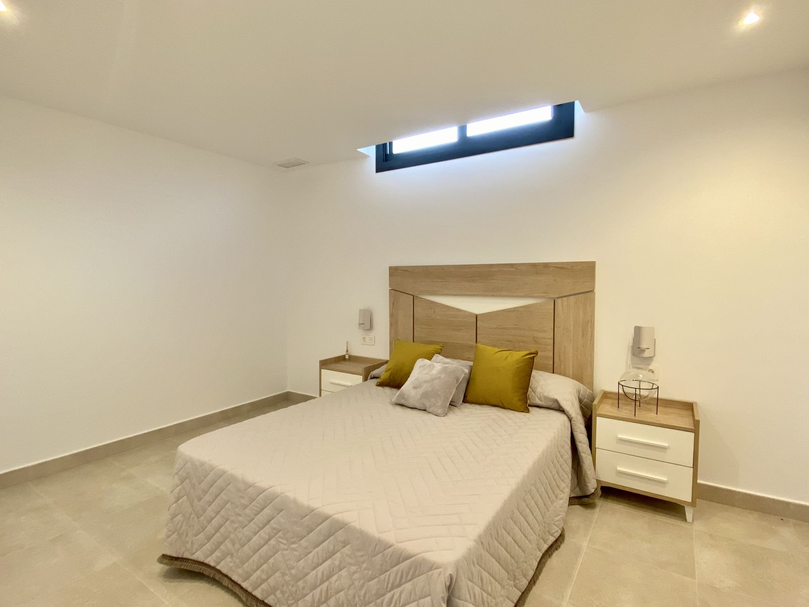 Moderne slaapkamer interieur met houten bed en nachtkastjes