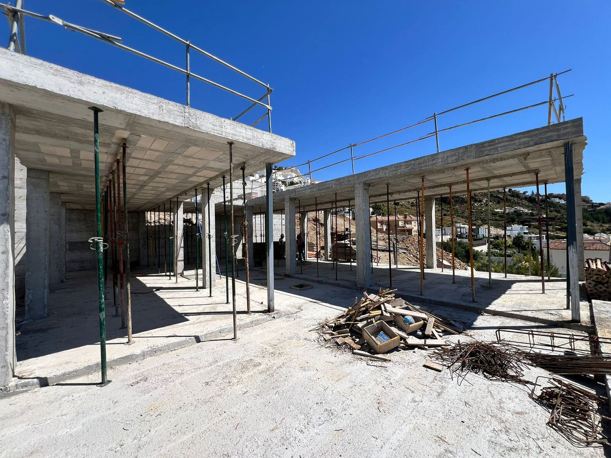 Betonnen constructie in aanbouw met stempels en steigers