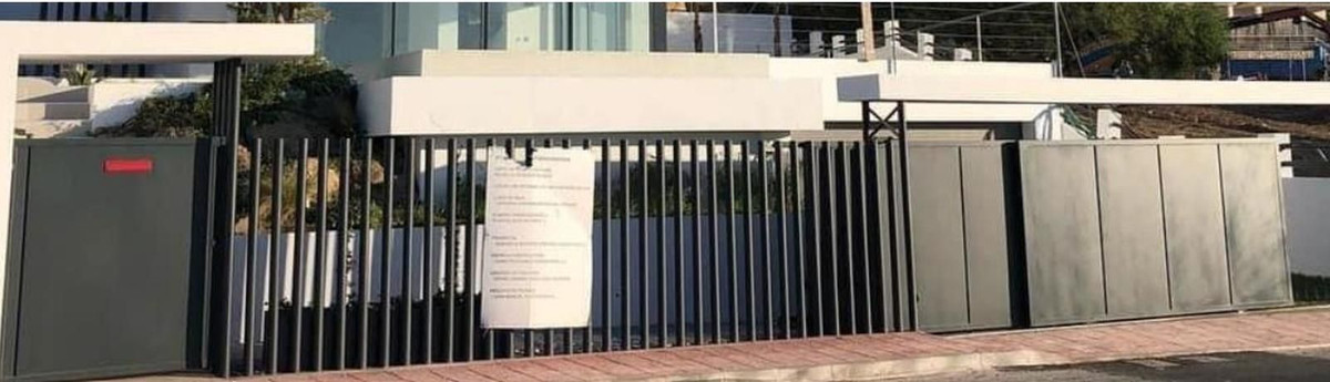 Moderne woning met grijze poort en hekwerk