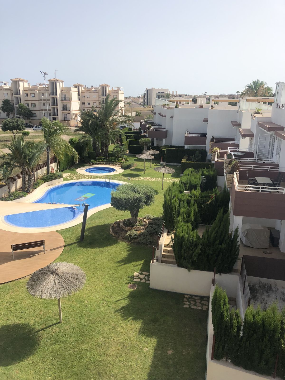 Overzicht van een vakantieverblijf met zwembad en tuin.