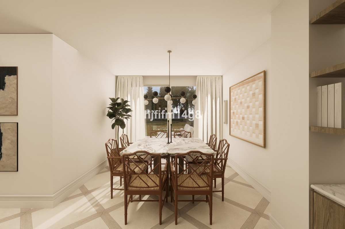 Moderne eetkamer met kroonluchter en uitzicht naar buiten.