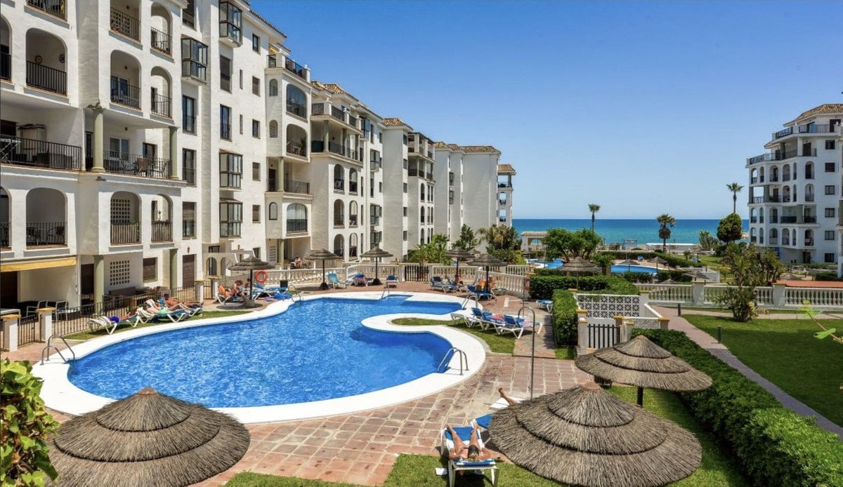 2 Bed Middle Floor Apartment in La Duquesa in La Duquesa, Apartment