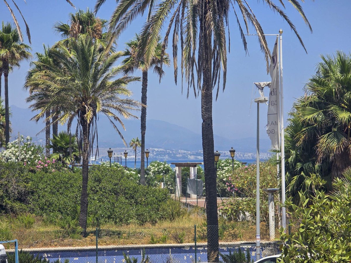 2 Bed Middle Floor Apartment in La Duquesa in La Duquesa — Apartment