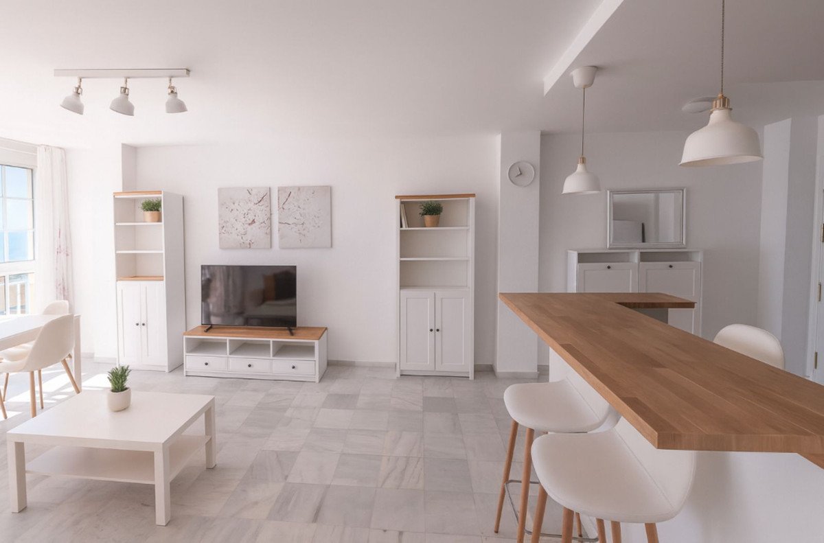 2 Bed Middle Floor Apartment in La Duquesa في La Duquesa — شقة