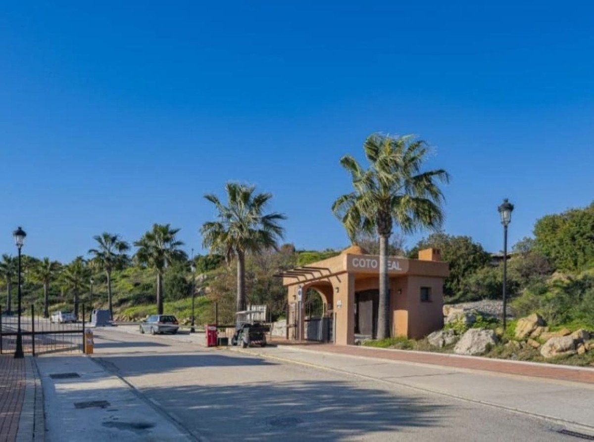 2 Bed Middle Floor Apartment in La Duquesa في La Duquesa — شقة