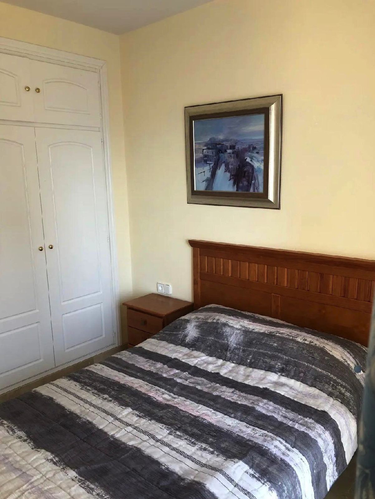 3 Bed Middle Floor Apartment in La Duquesa في La Duquesa — شقة