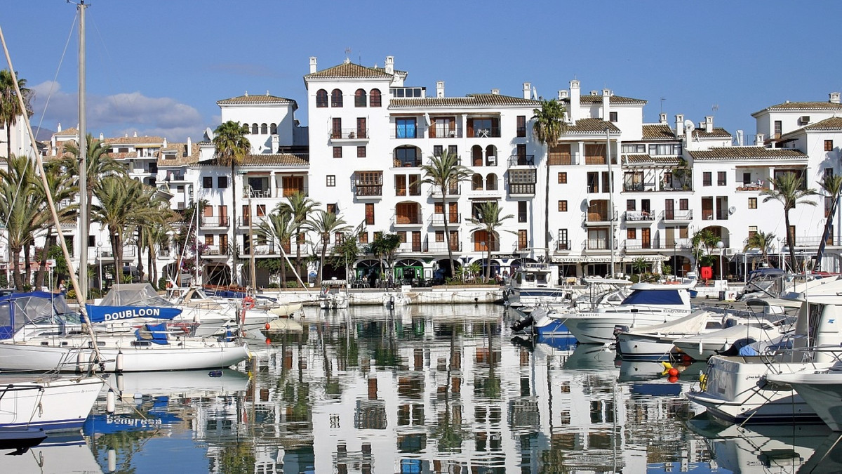 Jachthaven van Puerto Banús met luxe appartementen en jachten.