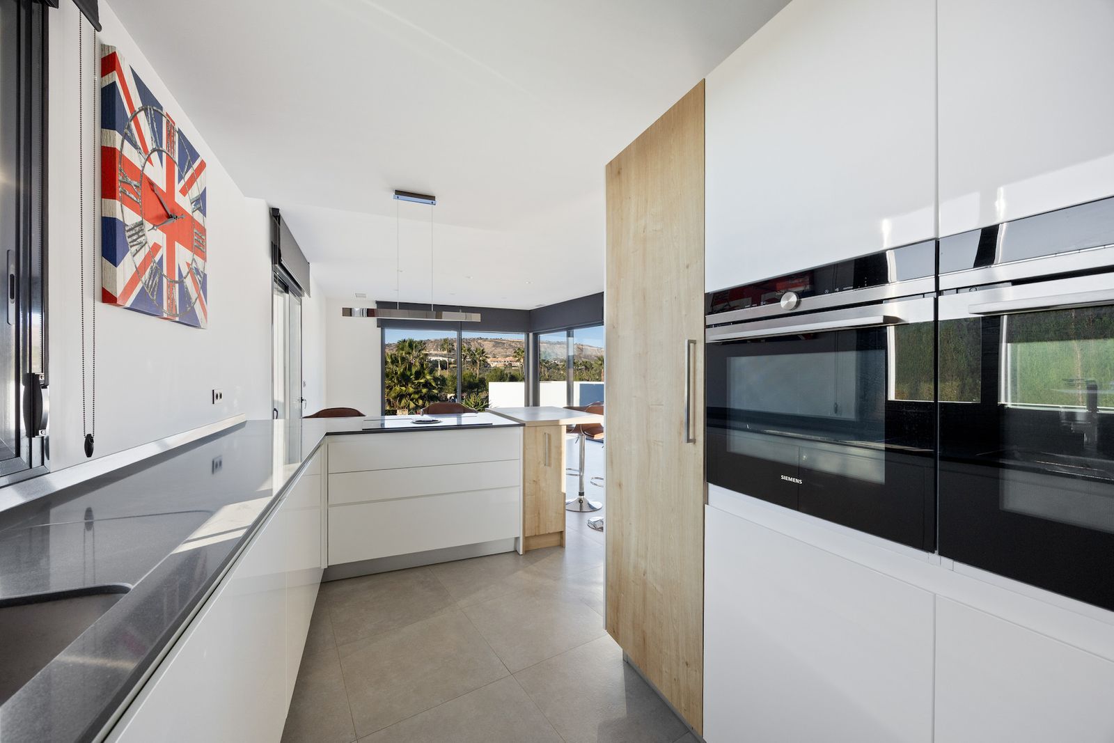 Moderne keuken met strak design en uitzicht naar buiten.