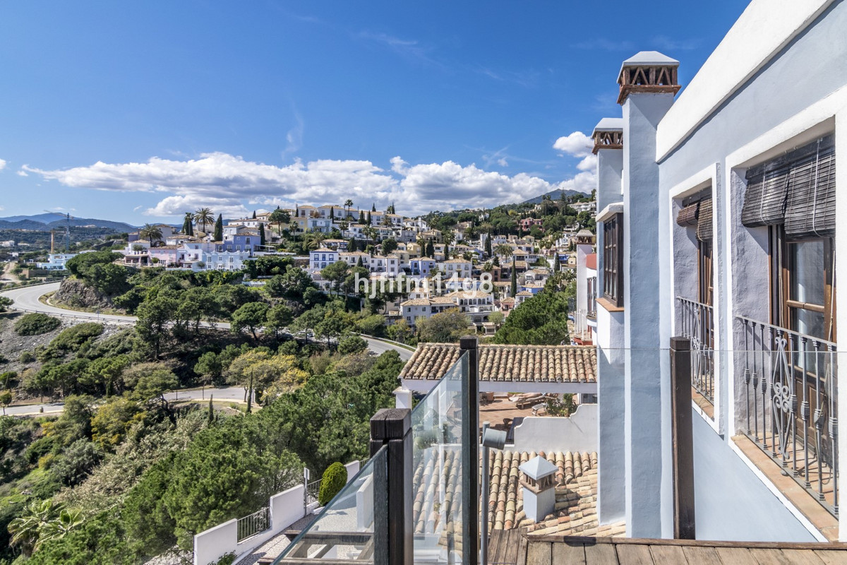 Uitzicht op een Spaanse stad vanaf een balkon.