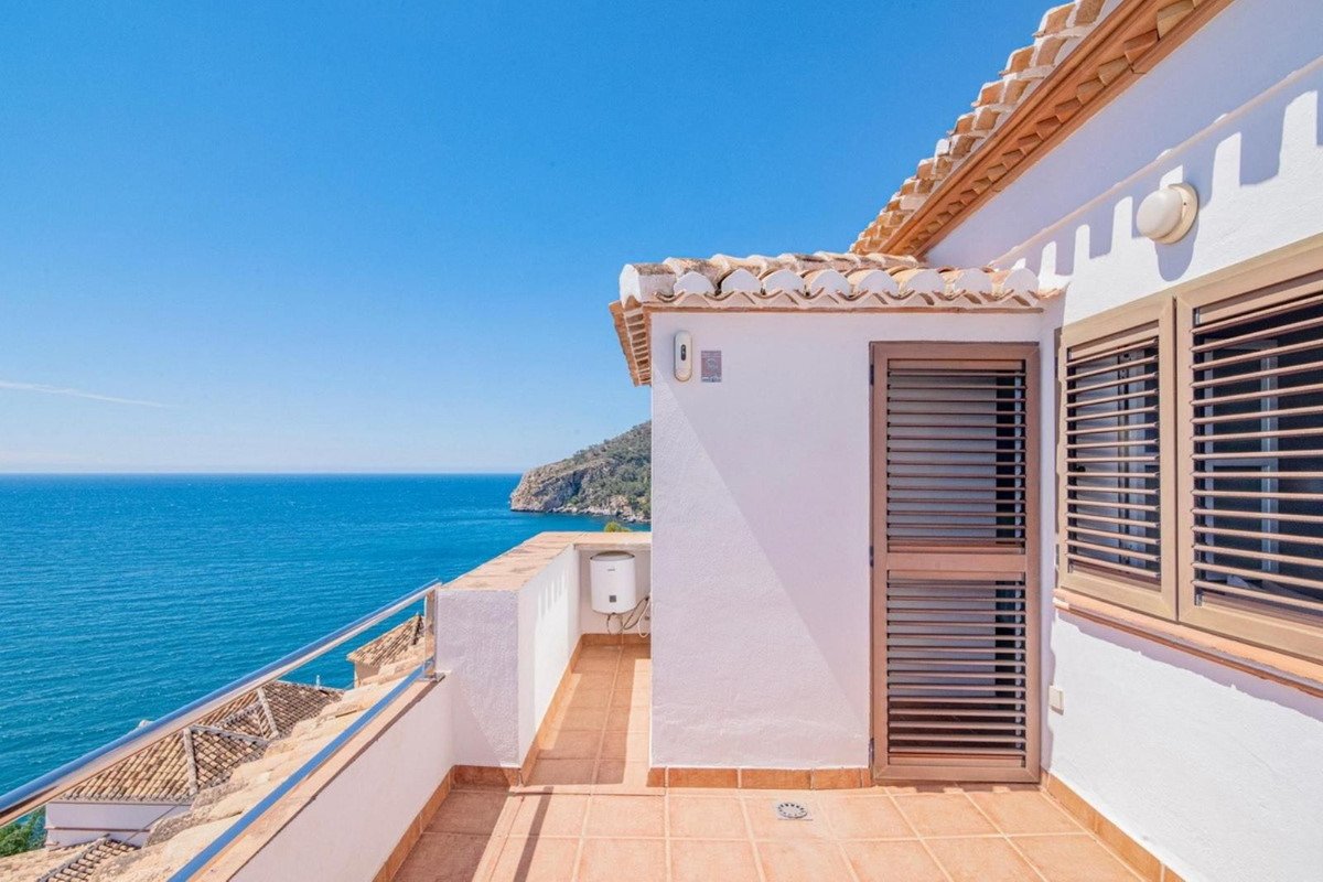 4 Bed Townhouse in La Herradura in La Herradura, Townhouse