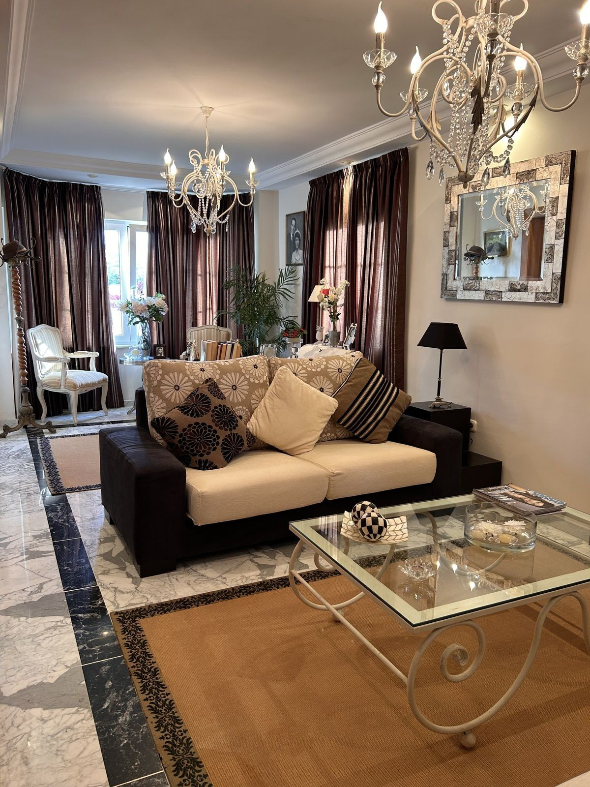 Elegant interieur van de woonkamer met bank en kroonluchter