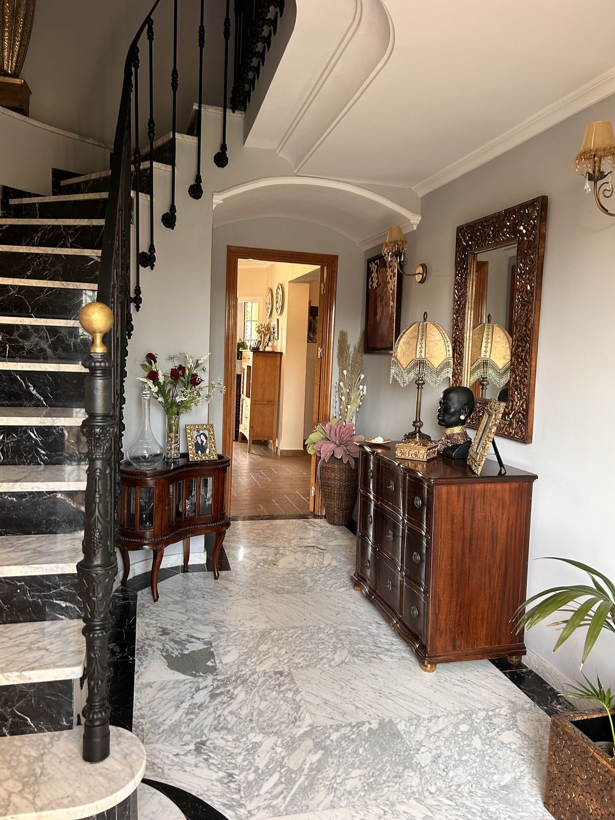 Elegante hal met trap en decoratieve meubels