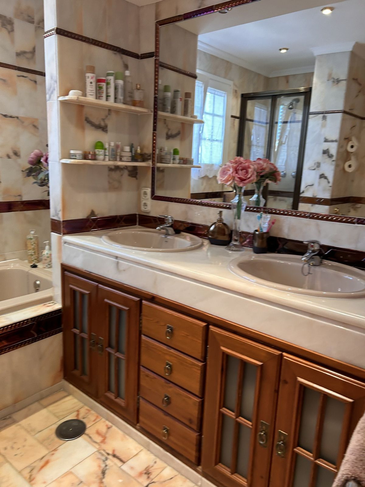 Badkamermeubel met marmeren blad en dubbele wastafel