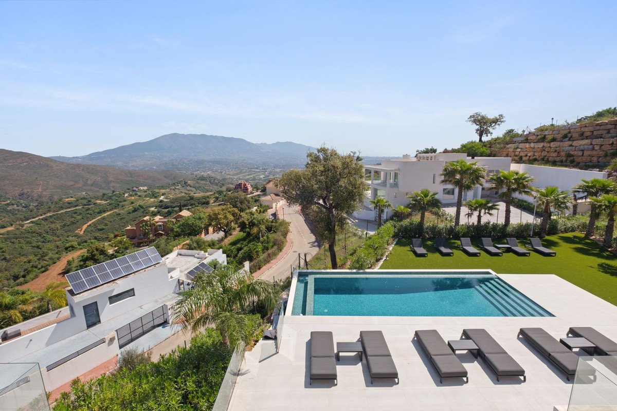 4 Bed Detached Villa in La Mairena in La Mairena — Detached Villa