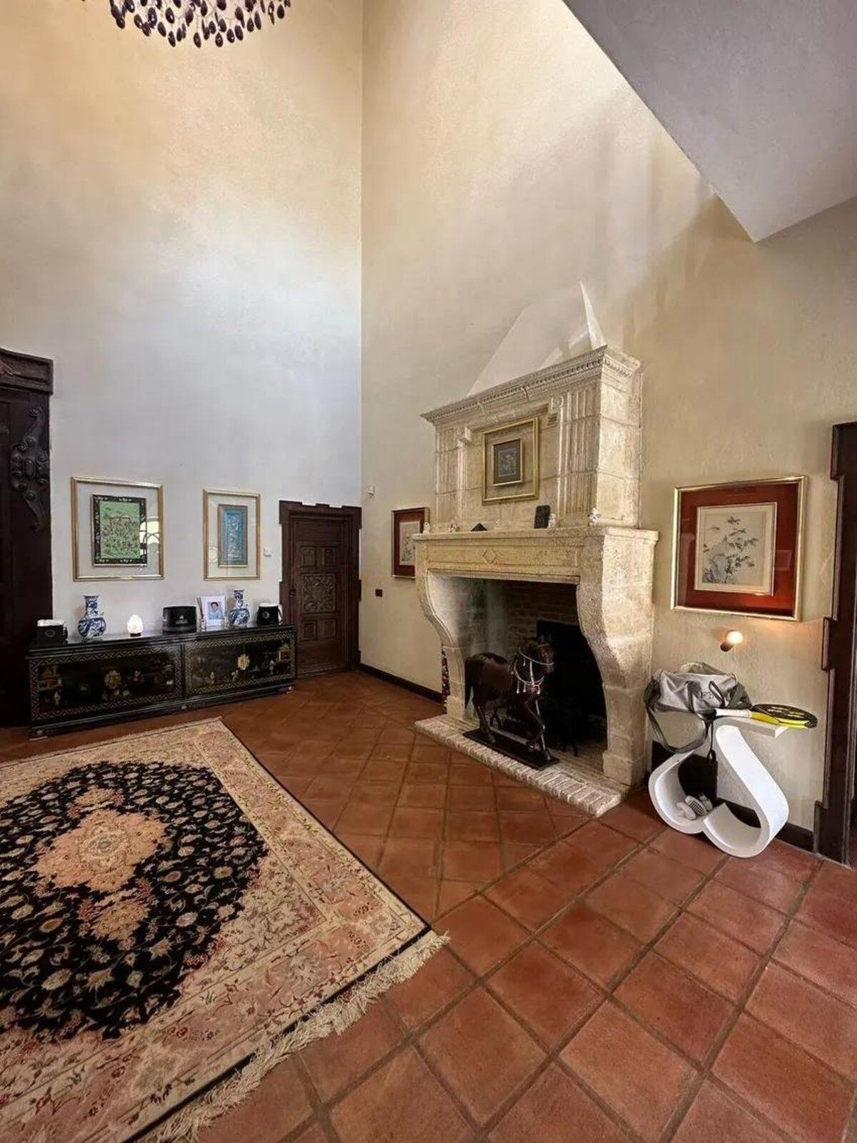 Grandioze entree met open haard en details, tegelvloer en oosters tapijt