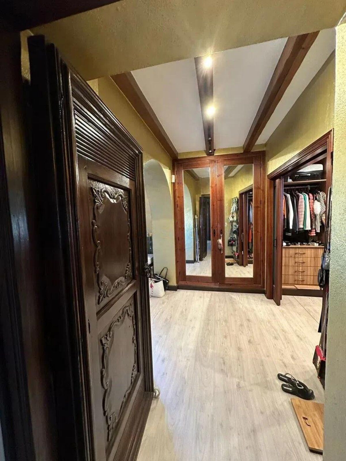 Hal met spiegelkast en ingang naar kledingkast