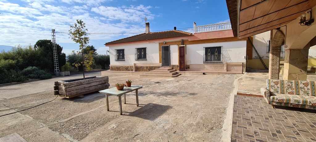 Buitenaanzicht van een huis in Spanje met terras en meubilair.