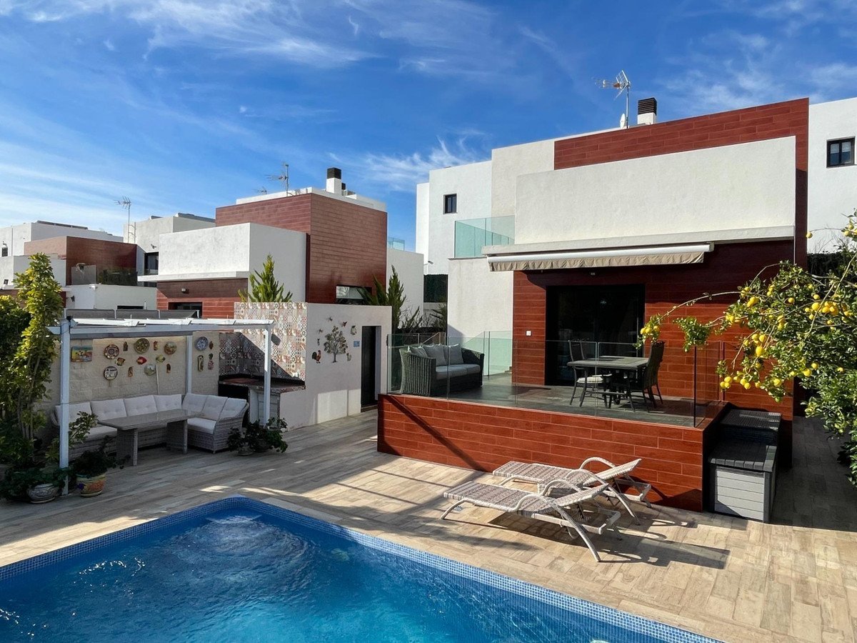 3 Bed Bungalow in Polop في Polop, فيلا