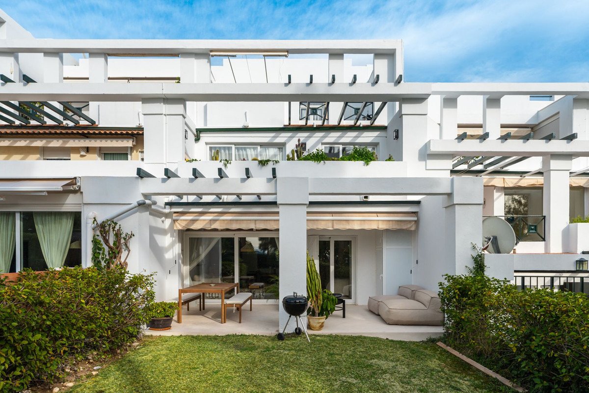 2 Bed Ground Floor Apartment in La Quinta في La Quinta — شقة