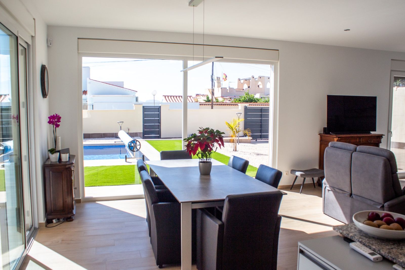 Eetkamer met uitzicht op zwembad en tuin