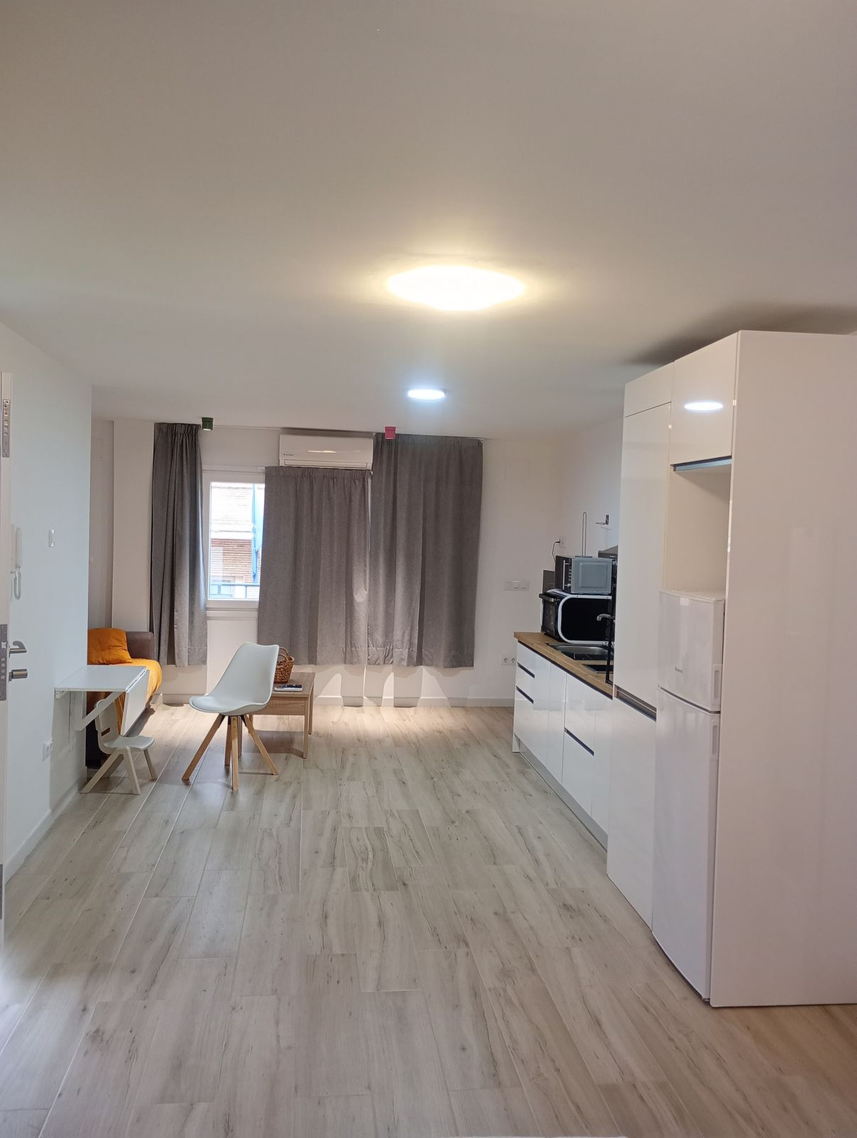 Modern appartement met open keuken en woonkamer