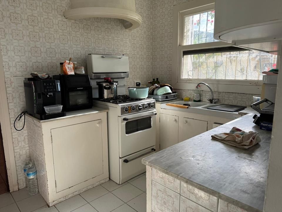 Keuken in retrostijl met wit fornuis en tegels