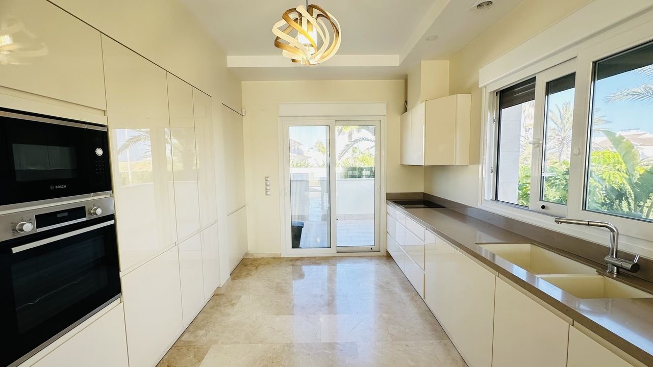 5 Bed Detached Villa in La Zenia في La Zenia — فيلا منفصلة