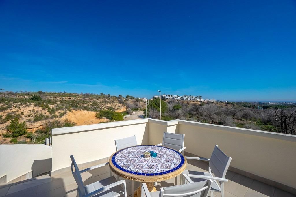 Terras met tafel en uitzicht op het landschap.
