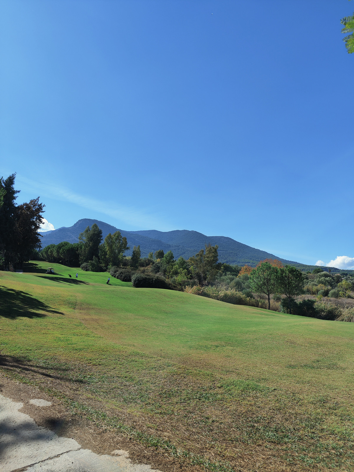 Golfbaan met berglandschap op de achtergrond